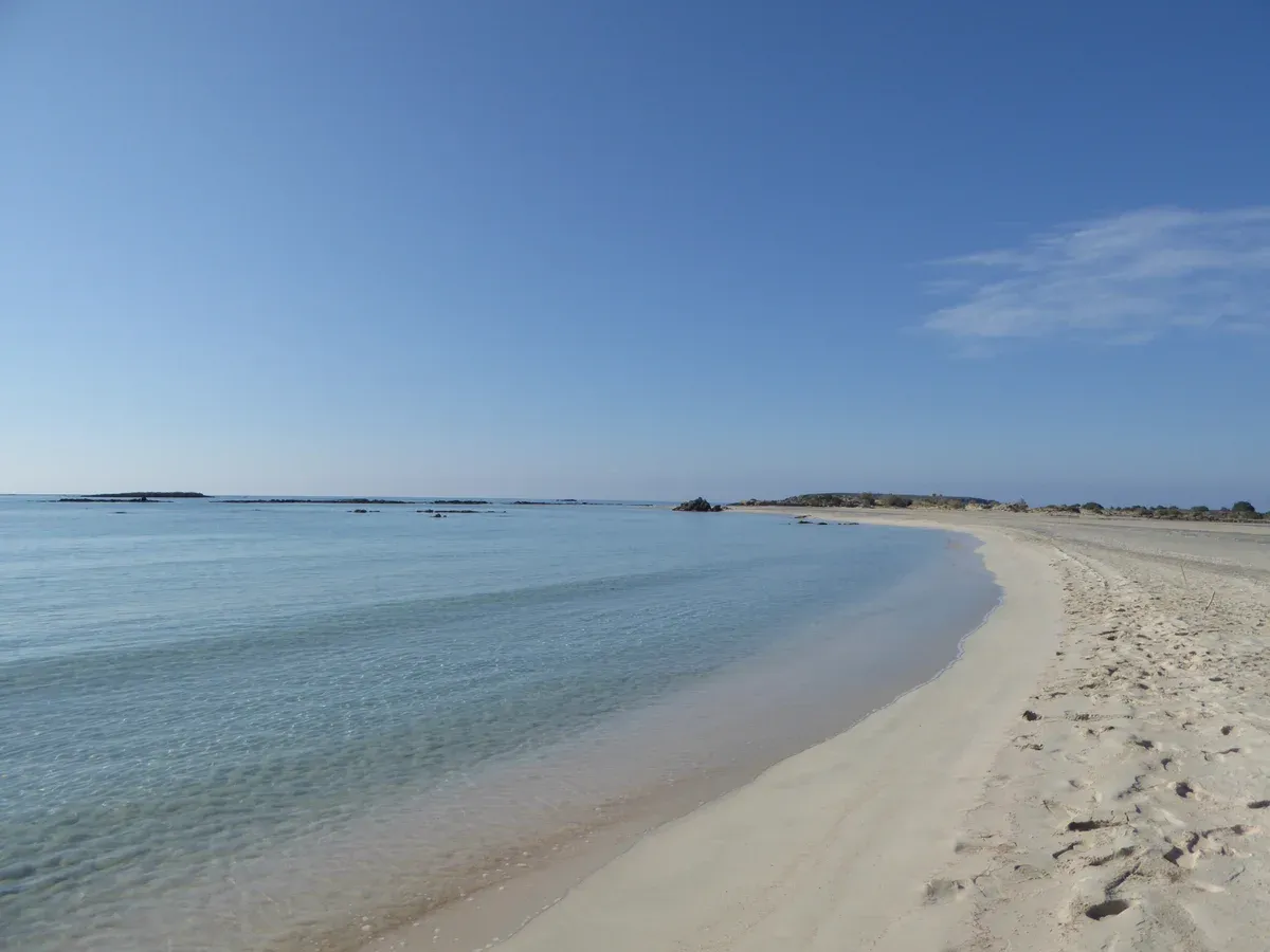 The long sandy shore at Elafonisi beach, the other option in the balos or elafonisi decision
